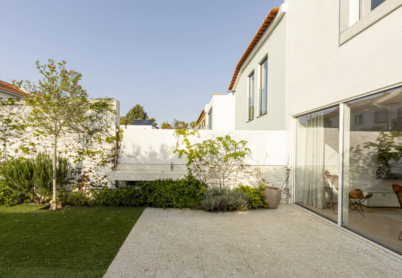 Townhouse in Lisbon - Contemporary Restelo Pool Haven