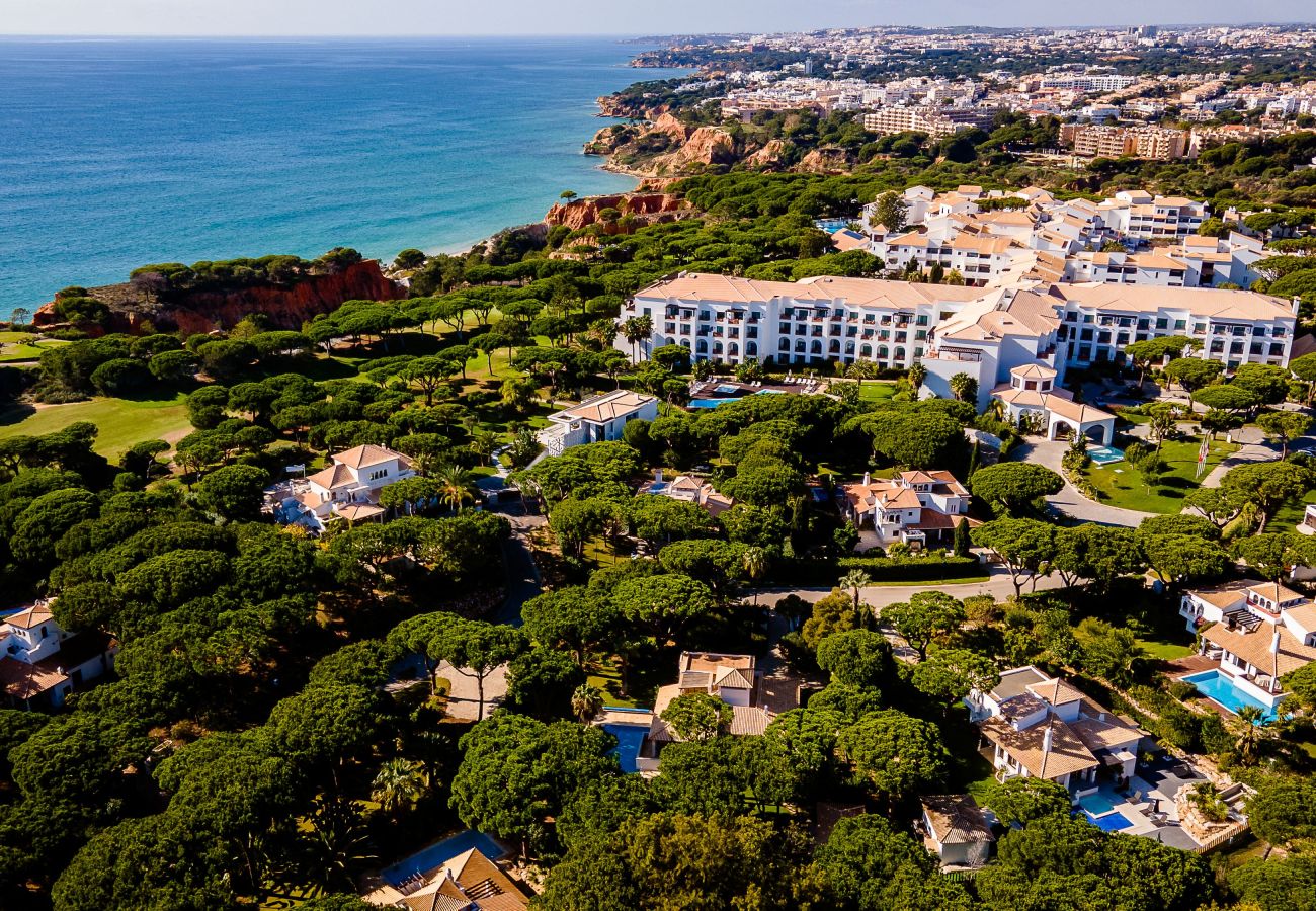 Villa in Albufeira - Algarve Pine Retreat