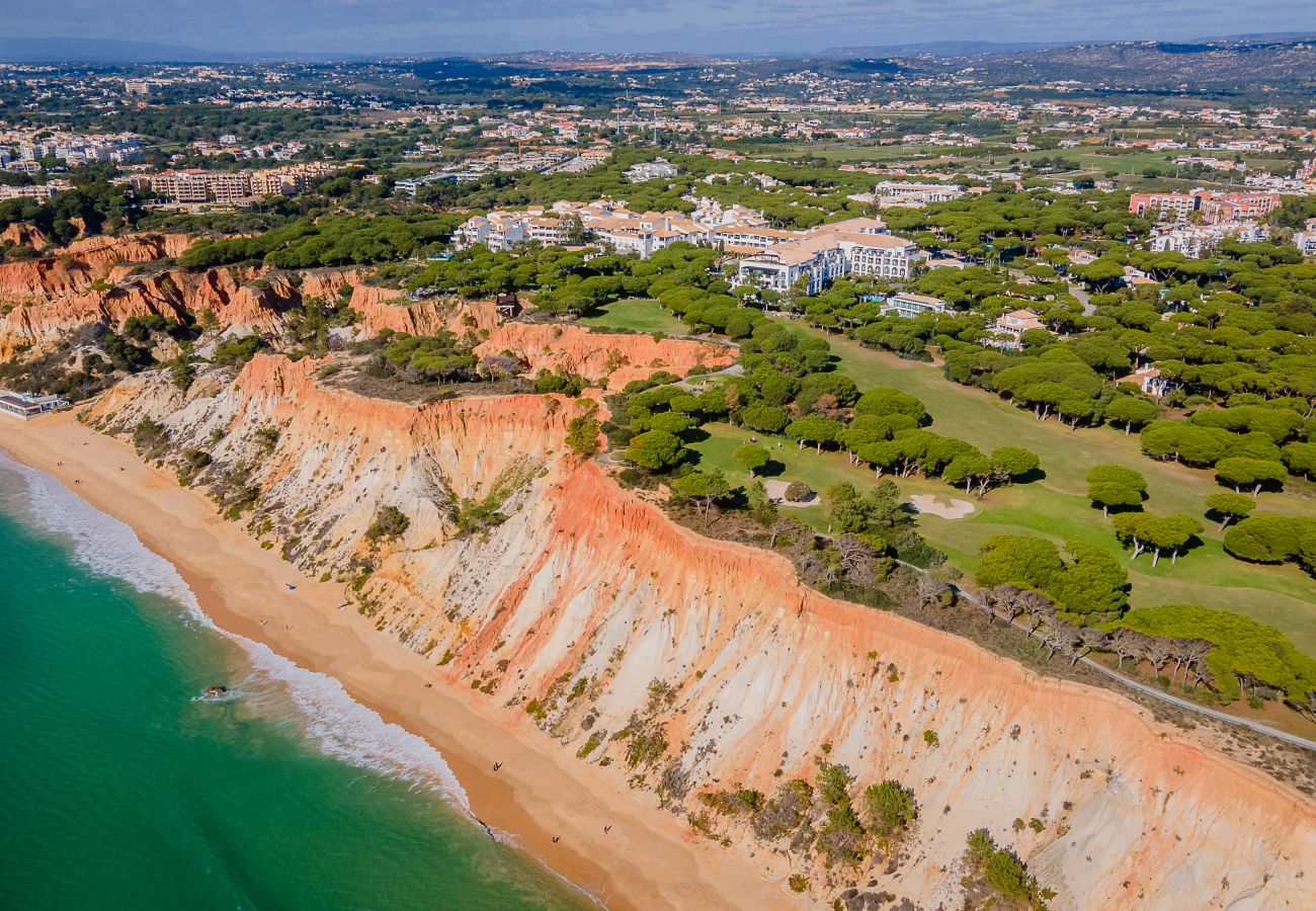 Villa in Albufeira - Algarve Pine Retreat