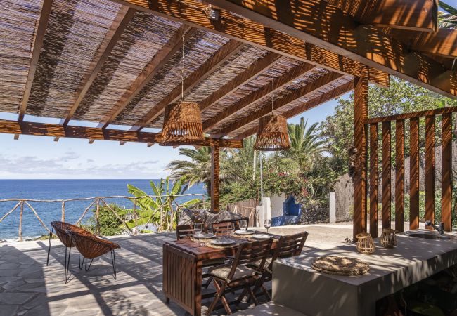 Cabin in São Jorge - The Driftwood Retreat