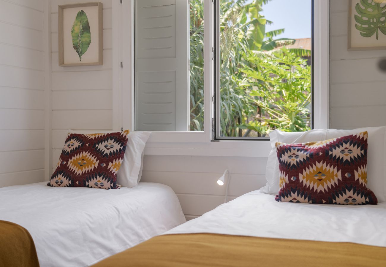 Cabin in São Jorge - The Driftwood Retreat