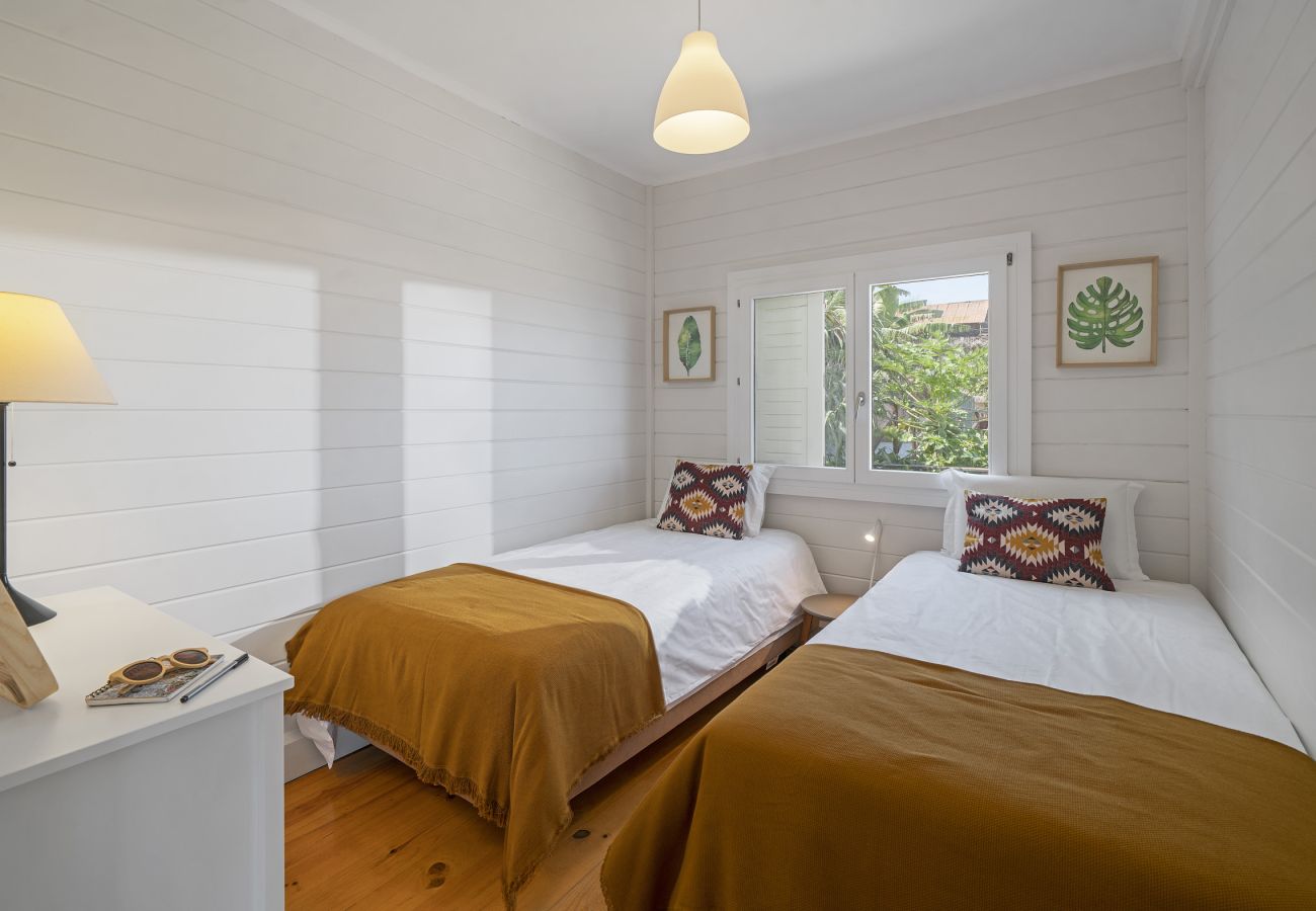 Cabin in São Jorge - The Driftwood Retreat