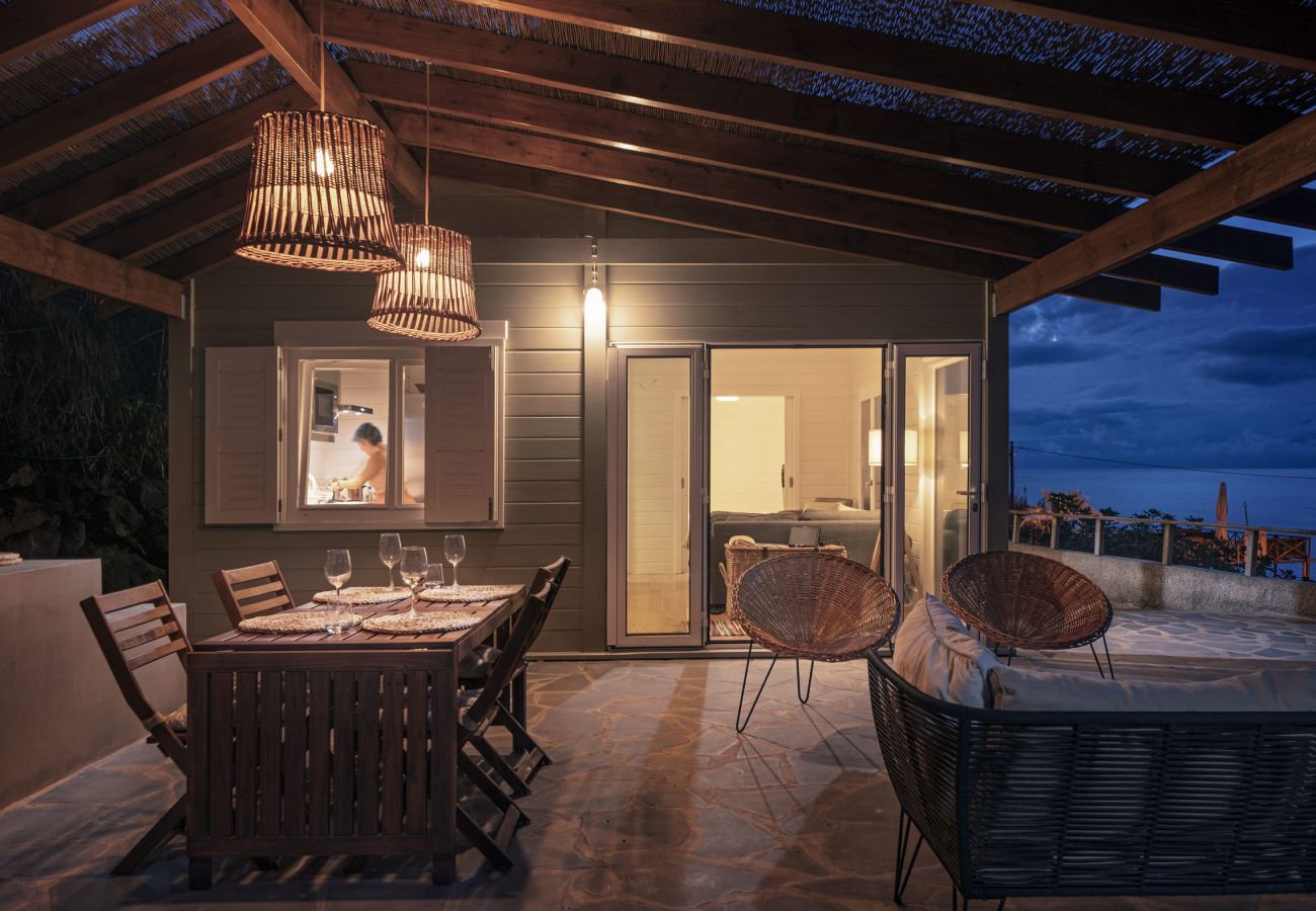 Cabin in São Jorge - The Driftwood Retreat