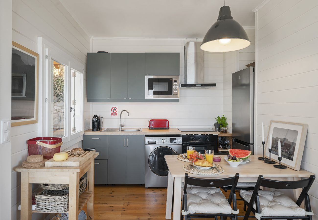 Cabin in São Jorge - The Driftwood Retreat