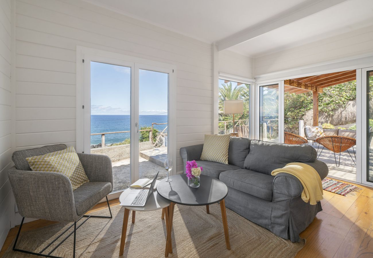 Cabin in São Jorge - The Driftwood Retreat