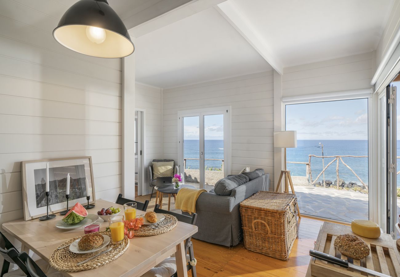 Cabin in São Jorge - The Driftwood Retreat