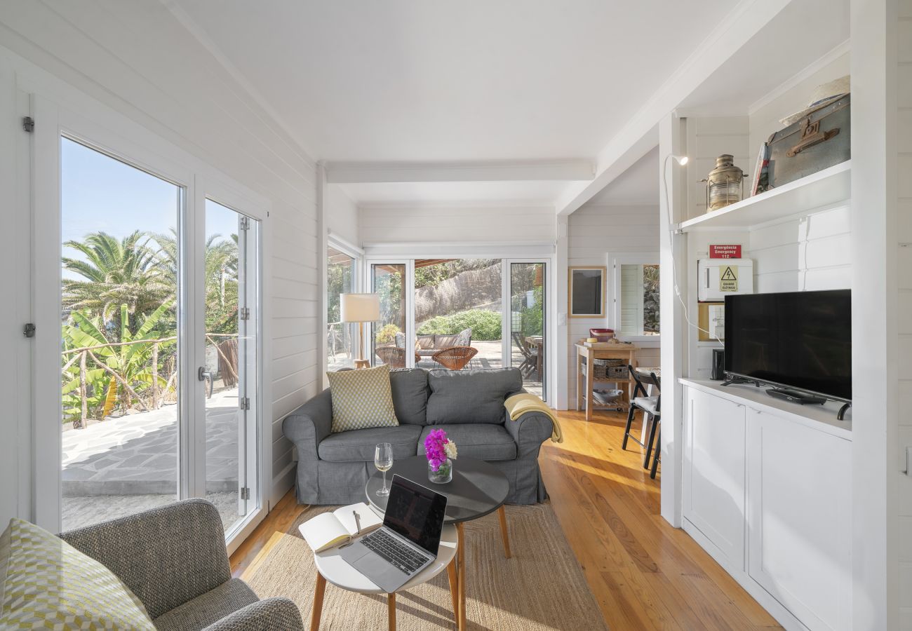 Cabin in São Jorge - The Driftwood Retreat