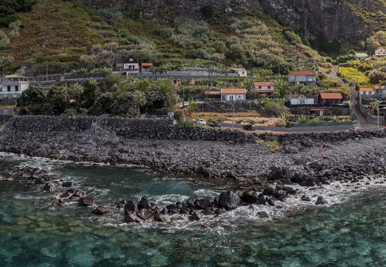 Cabin in São Jorge - The Driftwood Retreat