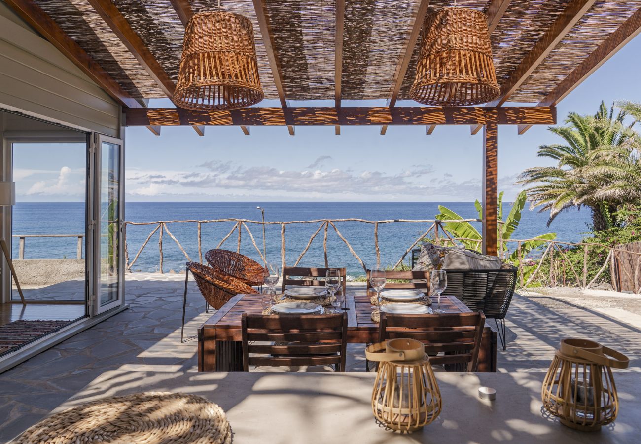 Cabin in São Jorge - The Driftwood Retreat