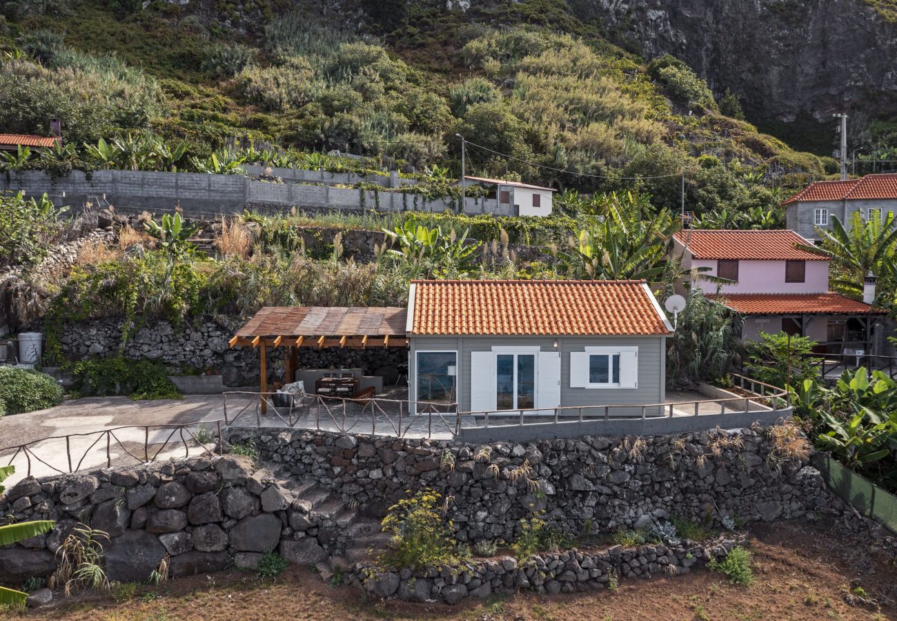 Cabin in São Jorge - The Driftwood Retreat