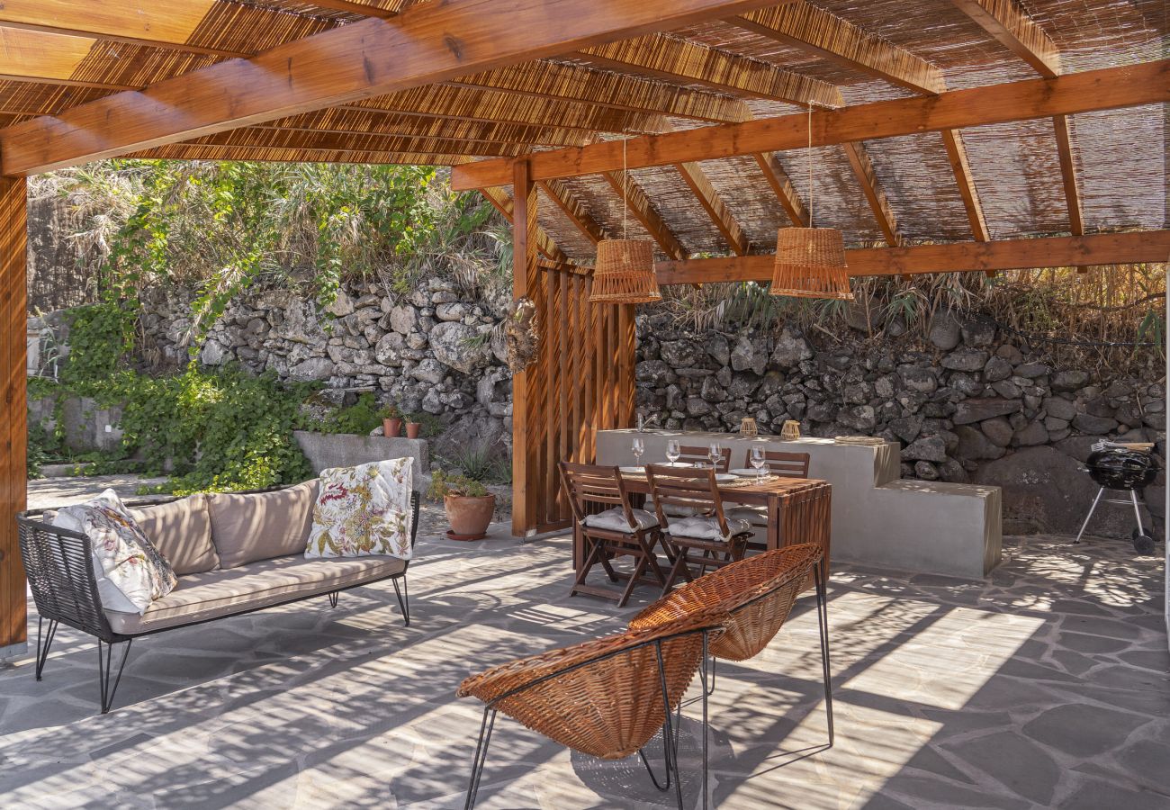 Cabin in São Jorge - The Driftwood Retreat