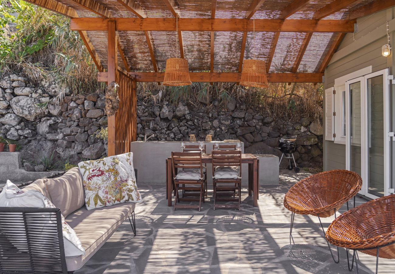 Cabin in São Jorge - The Driftwood Retreat