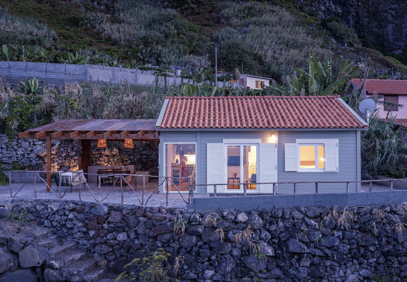 Cabin in São Jorge - The Driftwood Retreat
