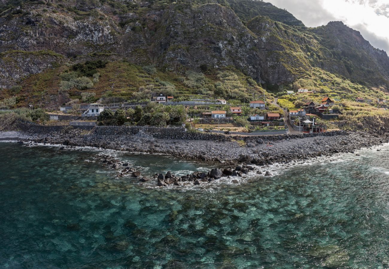 Cabin in São Jorge - The Driftwood Retreat