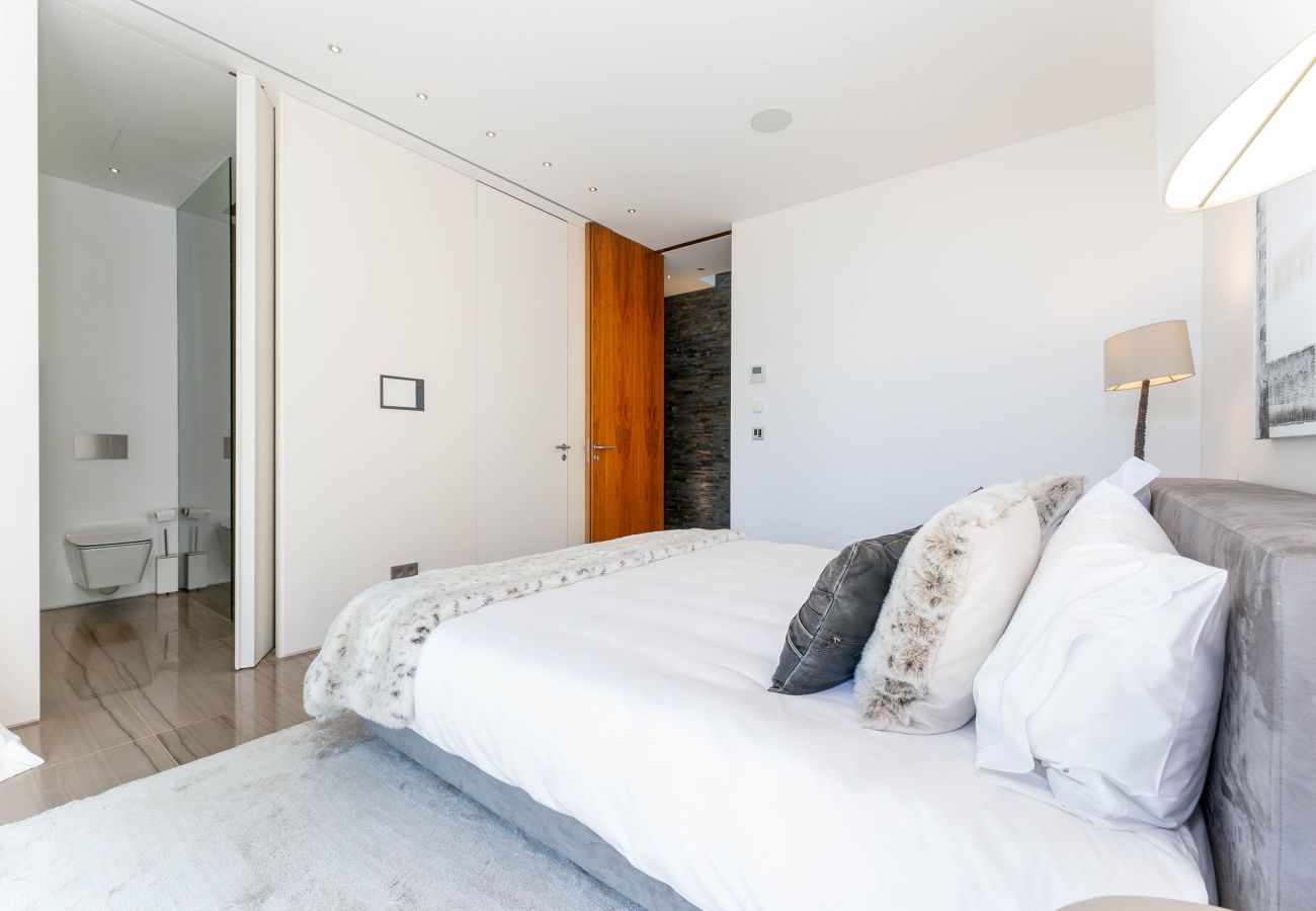 Villa in Almancil - The Lakeside Manor