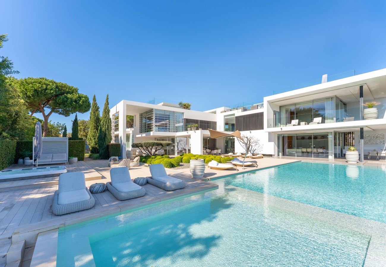Villa in Almancil - The Lakeside Manor